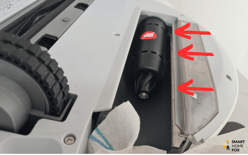 Das Bürstengehäuse des SwitchBot S10 wird gereinigt.